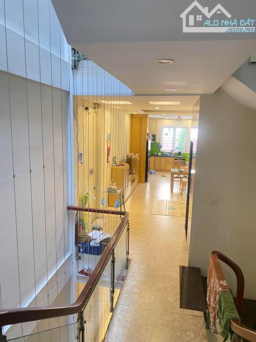 Bán nhà phân lô Hoàng Quốc Việt, ô tô vào nhà, thang máy, giếng trời, 110m2 nhỉnh 30 tỉ - 6