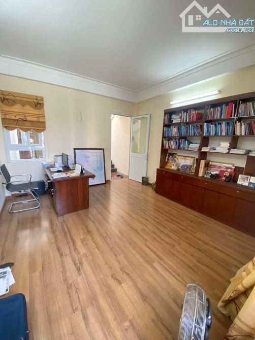 Bán nhà phân lô Hoàng Quốc Việt, ô tô vào nhà, thang máy, giếng trời, 110m2 nhỉnh 30 tỉ - 8