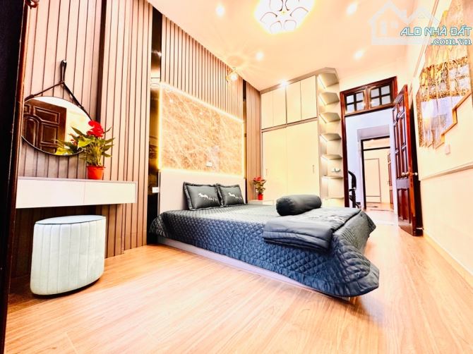 Bán nhà phường Việt Hưng- Long Biên. DT 70m2, nhà 5 tầng, ô tô vào nhà Giá bán 8.7 tỷ