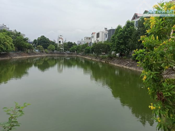 View Hồ Z153 Thị Trấn-Đông Anh-DT 270M² Đất-MT 11M-Vỉa Hè-Ô Tô Chạy Vòng Quanh