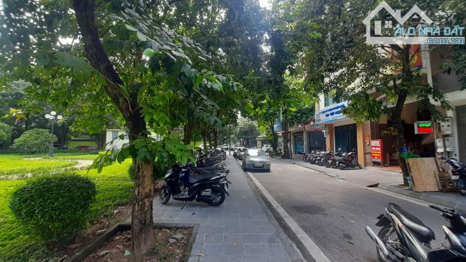 Bán nhà khu chia lô phố Trạm, 100m2, mặt tiền 5.25m, 4 tầng, giá 22.5 tỷ - 2