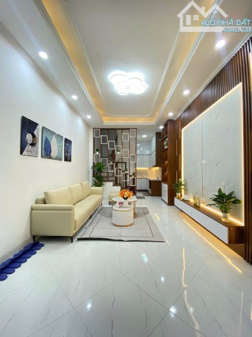 Bán nhà, Minh Khai, Q Hai Bà Trưng 30m2 x 5 tầng, giá 5.5 tỷ, lô góc, ô tô tránh