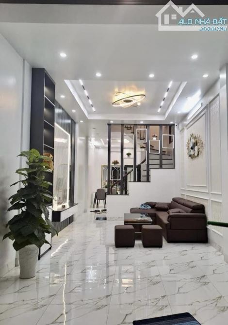 BÁN NHÀ - CẦU GIẤY Ô TÔ ĐỖ CỬA - 39M2 x 5T - 50M RA PHỐ - NHÀ ĐẸP Ở NGAY - GIÁ 7.85 TỶ. - 1