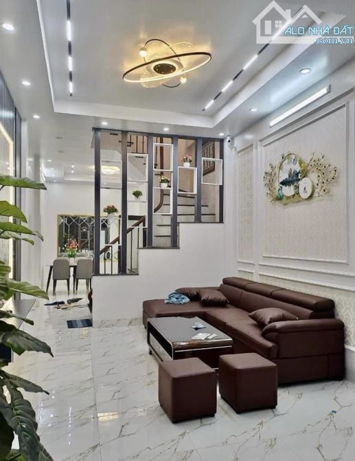 BÁN NHÀ - CẦU GIẤY Ô TÔ ĐỖ CỬA - 39M2 x 5T - 50M RA PHỐ - NHÀ ĐẸP Ở NGAY - GIÁ 7.85 TỶ. - 2