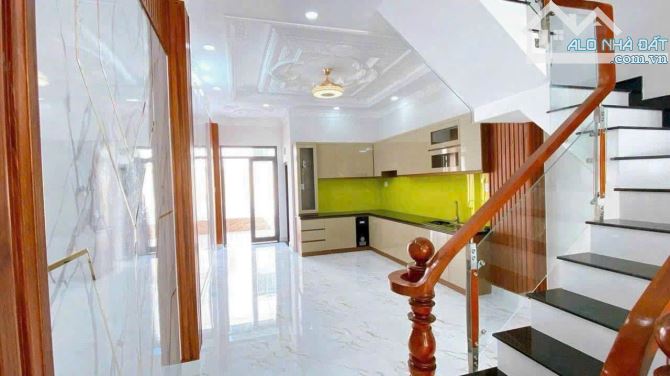 BÁN NHÀ 3 TẦNG - DT 100m2 - MẶT TIỀN ĐƯỜNG 10M  GIÁ 5.5 TỶ CÁCH ĐƯỜNG Nguyễn Văn Tạo - 2