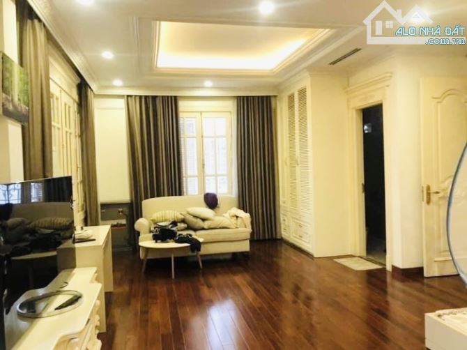 Bán căn biệt thự đáng ở nhất Việt Hưng. DT 240m2, MT 14m. View vườn hoa, an ninh đảm bảo - 3