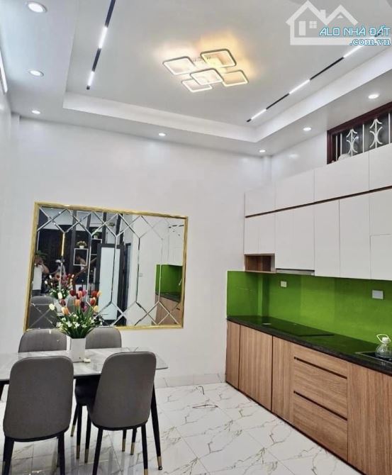 BÁN NHÀ - CẦU GIẤY Ô TÔ ĐỖ CỬA - 39M2 x 5T - 50M RA PHỐ - NHÀ ĐẸP Ở NGAY - GIÁ 7.85 TỶ. - 3