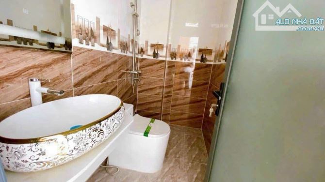 BÁN NHÀ 3 TẦNG - DT 100m2 - MẶT TIỀN ĐƯỜNG 10M  GIÁ 5.5 TỶ CÁCH ĐƯỜNG Nguyễn Văn Tạo - 4