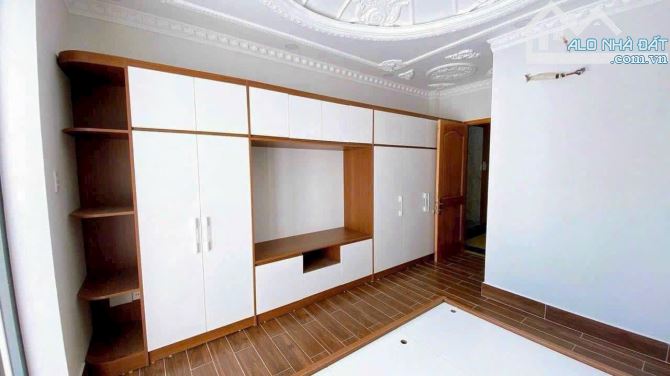 BÁN NHÀ 3 TẦNG - DT 100m2 - MẶT TIỀN ĐƯỜNG 10M  GIÁ 5.5 TỶ CÁCH ĐƯỜNG Nguyễn Văn Tạo - 6