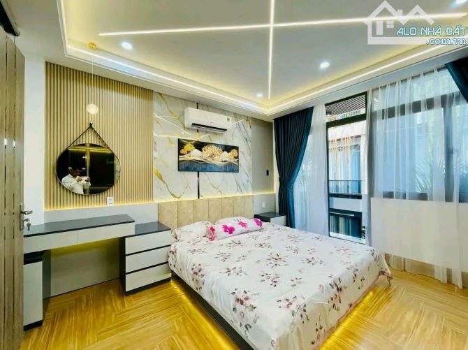 Cần bán gấp nhà 84,1m2 đường Nguyễn Kiệm, P9, Q Phú Nhuận giá bán 5tỷ800. Gần công viên Ho - 14