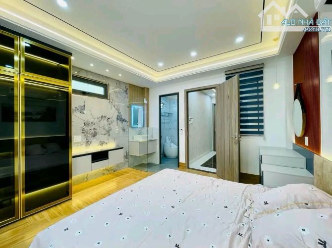 Cần bán gấp nhà 84,1m2 đường Nguyễn Kiệm, P9, Q Phú Nhuận giá bán 5tỷ800. Gần công viên Ho - 7