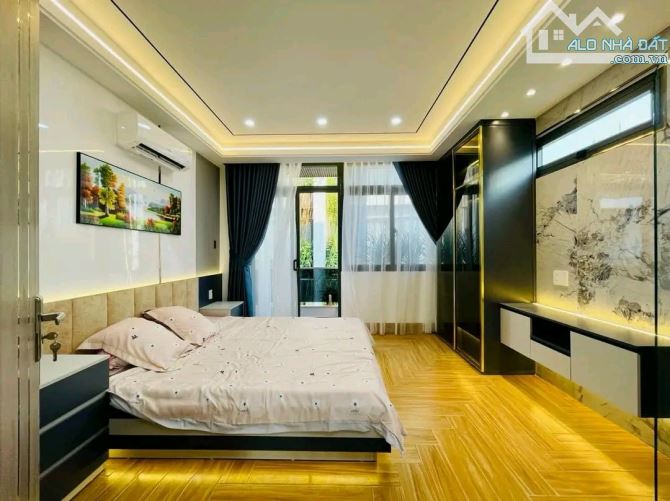 Cần bán gấp nhà 84,1m2 đường Nguyễn Kiệm, P9, Q Phú Nhuận giá bán 5tỷ800. Gần công viên Ho - 9