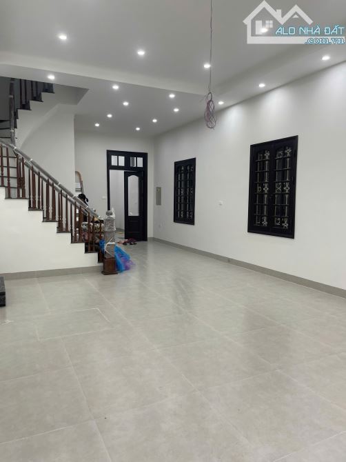 Cho THUÊ nhà mặt phố Bồ Đề, Long Biên, 102m2 x 3 tầng. LÔ GÓC, VỈA HÈ. OTO TRÁNH DỪNG ĐỖ. - 1