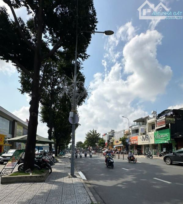 CHo thuê mbkd mặt tiền đường Quang trung 10,5x30m nở hậu chữ T - 1