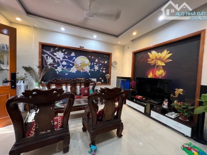 Bán nhà Ngô Gia Tự- Việt Hưng- Long Biên. DT 110m2. Nhà 3 tầng, cách ô tô 60m, giá 9.92 tỷ - 4