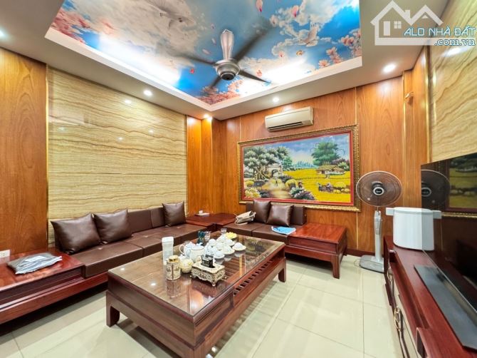 Bán Nhà Chính Chủ Tại Giải Phóng, 72m², 3 Tầng, Nhà Phân Lô Ô Tô Tránh, Giá 15 Tỷ