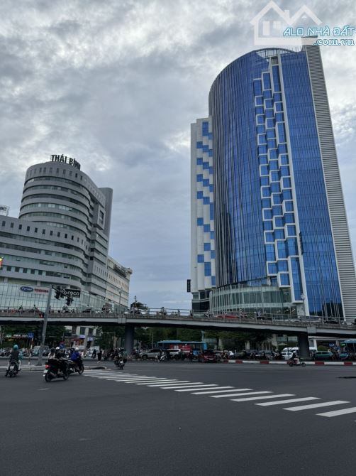 Bán nhà mặt phố Chùa Bộc. Đống Đa. Hà Nội. Kinh doanh bất chấp ngày đêm. Vỉa hè rộng. Quy