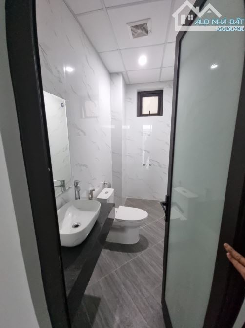 Cho thuê nhà mặt phố Tố Hữu, HÀ Đông, Hà Nội.Dt 80m2x6 tầng, mt 6m, có thang máy, giá 60tr - 7