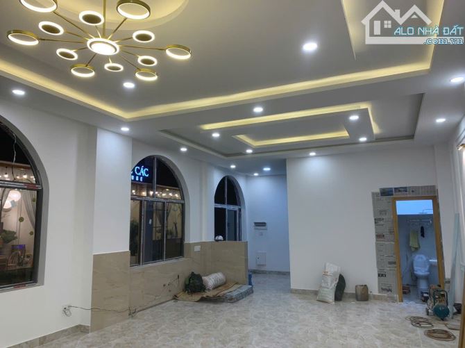 Bán căn hộ dịch vụ 5 tầng, có thang máy, cách chợ chưa tới 5 phút đi bộ - 13 tỷ