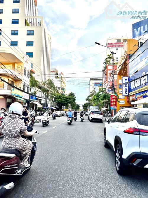 Bán tòa văn phòng 5 tầng MT đường Núi Thành, Hải Châu, đoạn đẹp nhất, thu nhập tốt