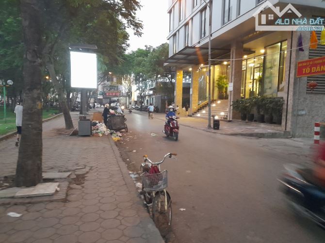 Bán mảnh đất mặt Hồ Ba Mẫu, DT 410m2, MT 16m, 150 tỷ - Khách sạn 10 tầng view hồ đẳng cấp
