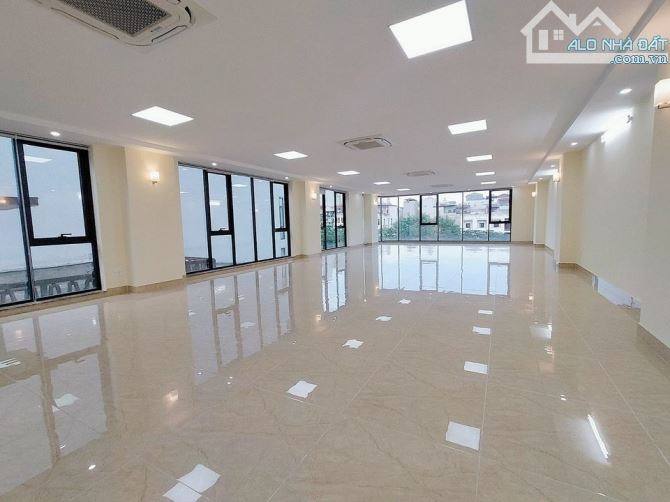 Cho thuê văn phòng tại phố Trịnh Đình Cửu sàn 110m2 giá siêu rẻ nhà mới xây view cực đẹp