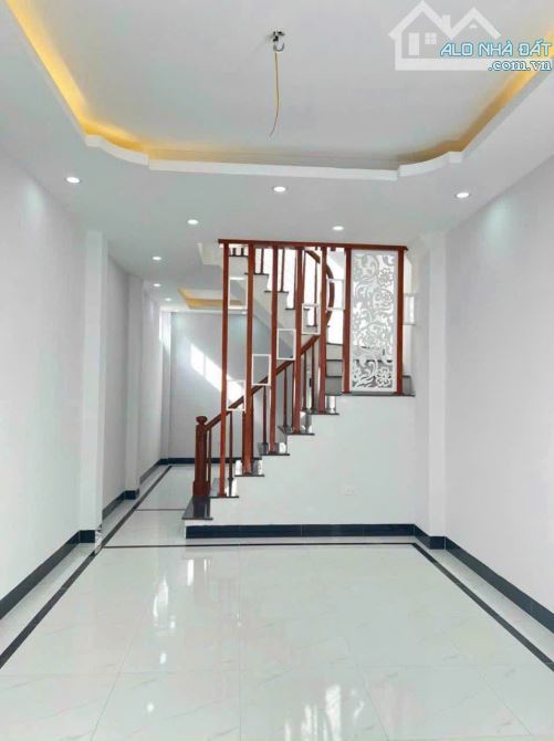 Nhà mới 3 tầng 35m2, full nội thất, ô tô sát cửa, gần đại học thể dục thể thao, giá 1.85 t - 3