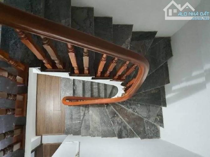 Nhà Trung Kính ngõ oto đỗ cửa. DT 35m2, 4 tầng. 15 triệu(tháng) - 9