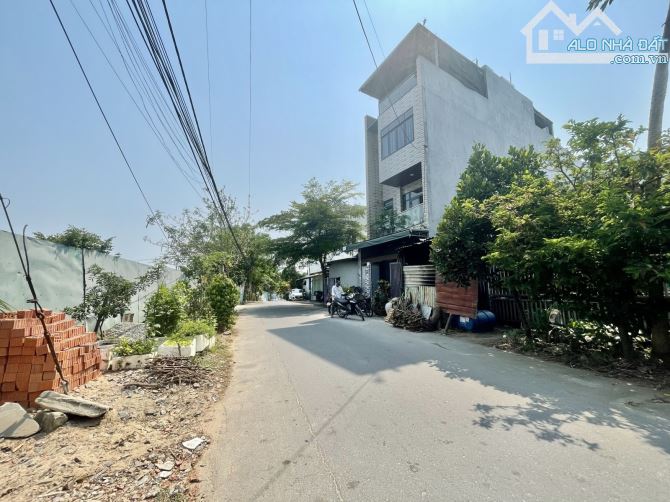 NAM VIỆT Á-200M2 💵5.8 TỶ- BÁN ĐẤT TẶNG NHÀ- MẶT TIỀN KẸP KIỆT BÊN HÔNG - NỞ HẬU ĐẸP