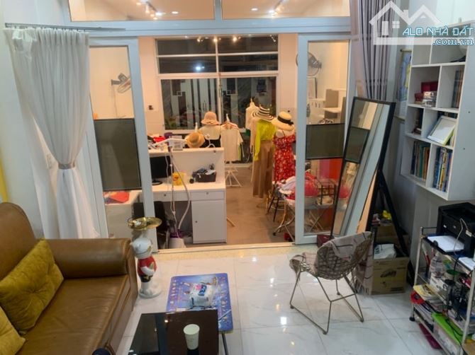 Nhà 3 tầng 70m2 đường nhựa xe hơi thông Lý Phục Man Bình Thuận Q7, 9.5 tỷ