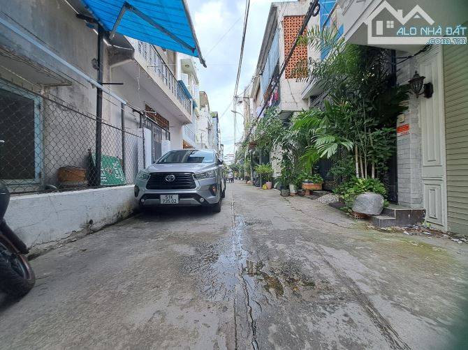 Bán nhà hẻm ô tô CMT8, Quận 10, 5.8x13, cũ nát đầu tư, chỉ 9 tỷ nhỉnh - 1