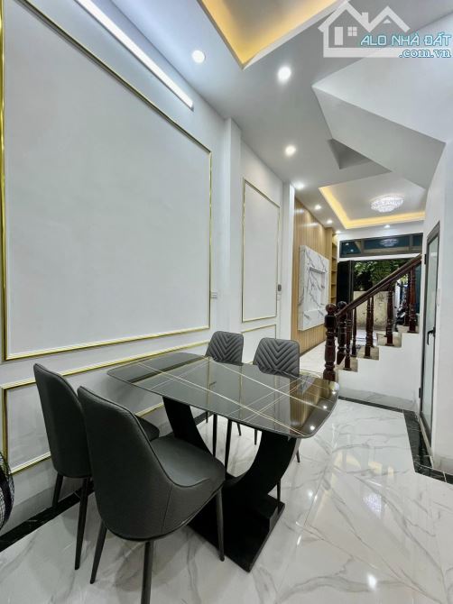 Quá hiếm! Bán nhà đường Cầu Giấy 40m2*4T, MT 4m lô góc ô tô đỗ cửa kinh doanh,giá 8 tỷ - 6