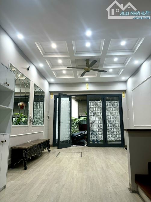 Bán nhà Hồng Tiến - 68m2 - 5T - 10,3 tỷ - nhà đẹp ,thang máy, ngõ ô tô thông