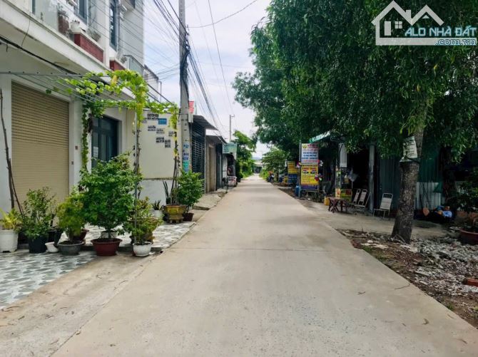 Đất bán ngay UBND MỸ HẠNH NAM , 1ty130 Triệu , Sổ Hồng Riêng 120m2 Thổ Cư - 1