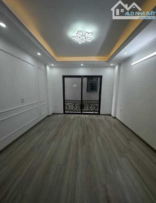 Bán nhà Hồng Tiến - 68m2 - 5T - 10,3 tỷ - nhà đẹp ,thang máy, ngõ ô tô thông - 2