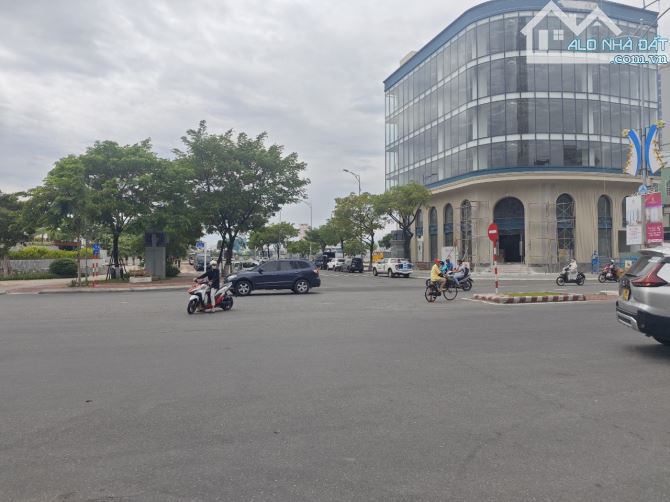 Village 4T Dòng Tiền View Biển - Lô Góc 2 Mặt Tiền Loseby- 240m2- Ngang 12m- Giá : 34 Tỷ