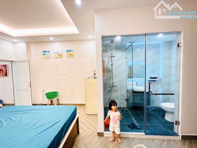 TRUNG TÂM CẦU GIẤY – NHÀ ĐẸP LONG LANH – TẶNG NỘI THẤT SẴN Ở - GIÁ TỐT