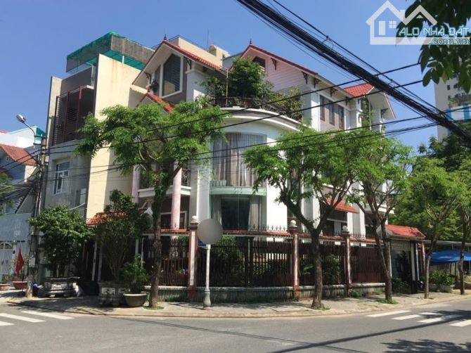 Bán Villa Lô góc 2 mặt tiền đường sát Phạm Văn Đồng, Sơn Trà . 160m2, 4 tầng, 6PN.Giá 22.x - 2