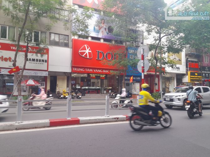 Bán nhà mặt phố đẳng cấp cao Thái Hà 575m2 x 3 Tầng, MT 15.6m, Giá 320 tỷ