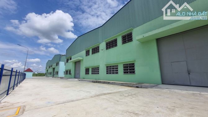 Cho thuê kho xưởng giá rẻ 10.000m2 (xd:7000) KCN Tân Đức. Có PCCC, trạm hạ thế 1000kva.