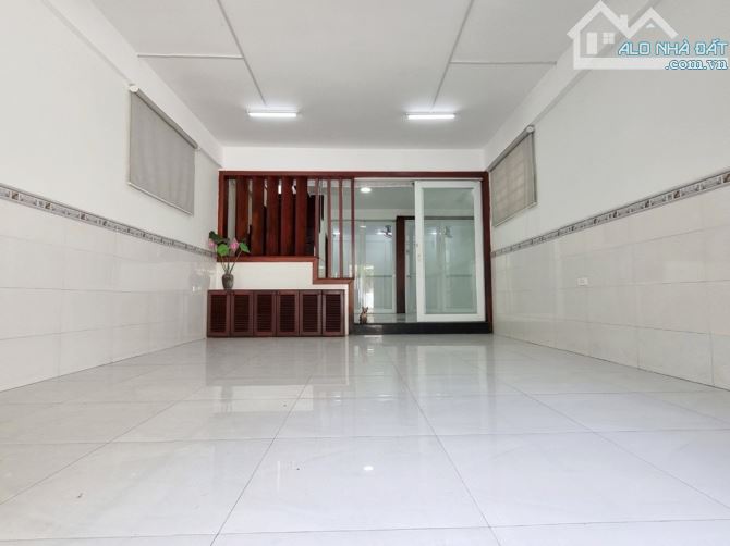 Bán nhà 3 tầng, 80m2 (5 x 16), hẻm xe hơi 8m, đường Bạch Đằng, P.15