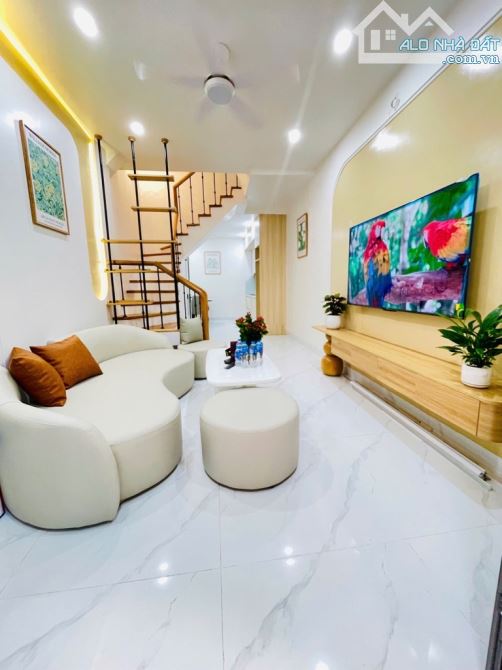 Khương Đình, Thanh Xuân, Đẹp Long lanh, Tặng Nội Thất, 36m² × 4 tầng, Nhỉnh 6 tỷ.