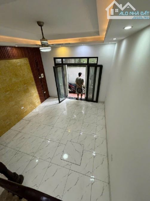 Bán nhà đẹp đ.Đông Thiên, ba gác đỗ cửa, 32m2, 4 tầng, 3 phòng ngủ rộng, sổ đẹp nở hậu