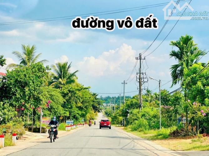 Bán 200m2 đất thổ cư- ngang 10m, dài 20m. Đường bê tông, gần  ngã tư Dầu Giây. Giá 600 tri