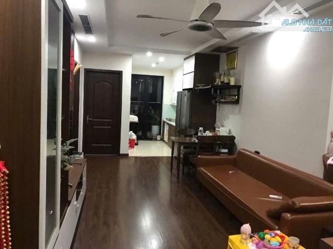 (Siêu phẩm) Căn hộ 70m2 2PN có lot ô tô - Tặng full NT - Ban công Đông Nam - 4,95 tỷ - - 3