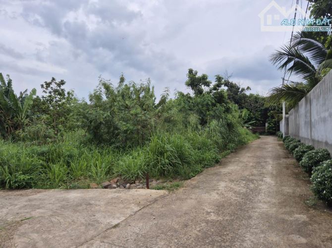 Bán 200m2 đất thổ cư- ngang 10m, dài 20m. Đường bê tông, gần  ngã tư Dầu Giây. Giá 600 tri - 4