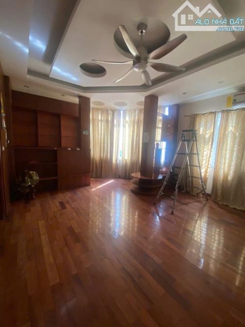 Cho thuê nhà Nguyễn phong sắc 67m2 x 4 tầng ở, trung tâm tiếng, Kinh doanh, VP, oto đỗ cửa