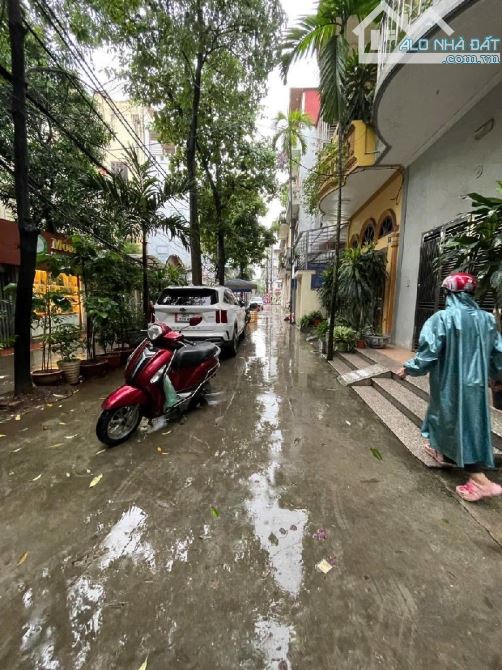 Bán nhà Phú diễn 70m2 , 7 tầng thang máy otoo đỗ cửa, full nội thất