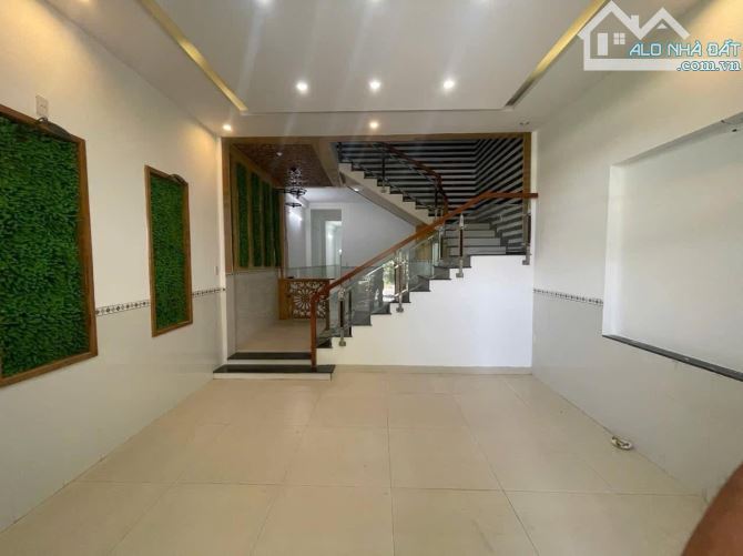 BÁN NHÀ 2 TẦNG MẶT TIỀN - DIỆN TÍCH 100M2 -OTO ĐẬU TRƯỚC NHÀ -VIEW ĐẸP HƯỚNG  MẶT SÔNG