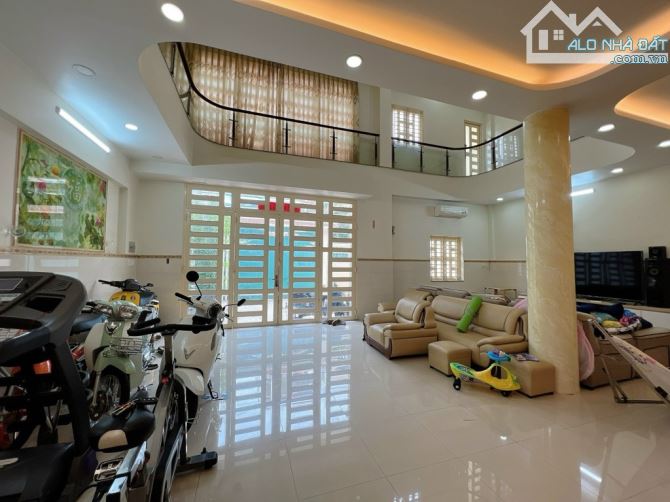 BIỆT THỰ 3 TẦNG, ĐẸP, 230M2, NGANG 10M - ĐƯỜNG 16M - NGAY LŨY BÁN BÍCH - TÂN PHÚ CHỈ 36 TỶ